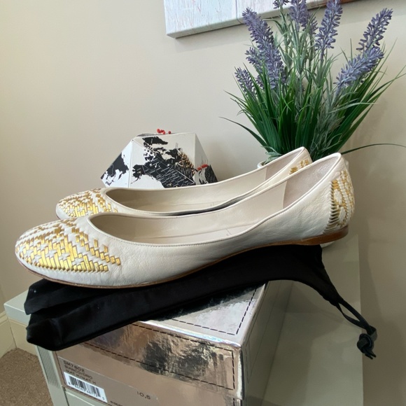 Sigerson Morrison Ikat White & Gold Leather Ballet Flats - Picture 5 of 9